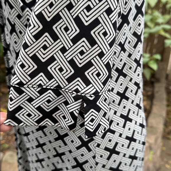 Vintage Black and White Geometric Patterned Dress. Stretchy material. Small - Picture 3 of 9